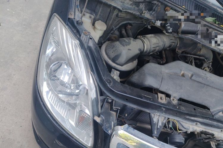 Used Foton MP-X E 2012 2.4L Executive-Class Comfort Version 4G64 Engine Bay Right