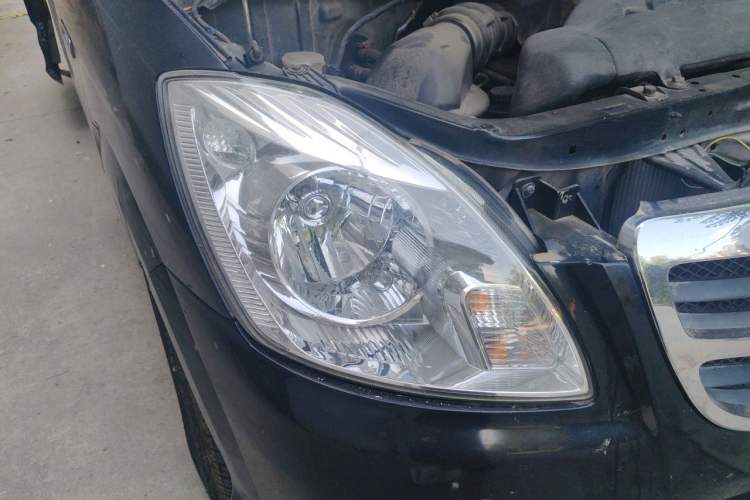 Used Foton MP-X E 2012 2.4L Executive-Class Comfort Version 4G64 Right Front Headlight
