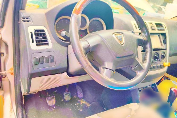 Used Foton MP-X E 2012 2.0L Business Edition Standard Long-Wheelbase 4G63 Center Console