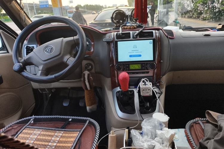 Used Foton MP-X E 2014 2.0L Business Class Standard Edition 4G64 Center Console