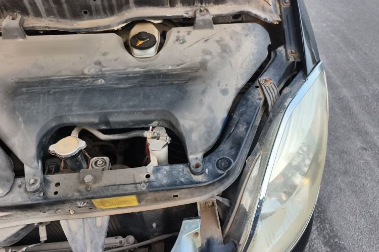 Used Foton MP-X E 2014 2.0L Business Class Standard Edition 4G64 Engine Bay Left