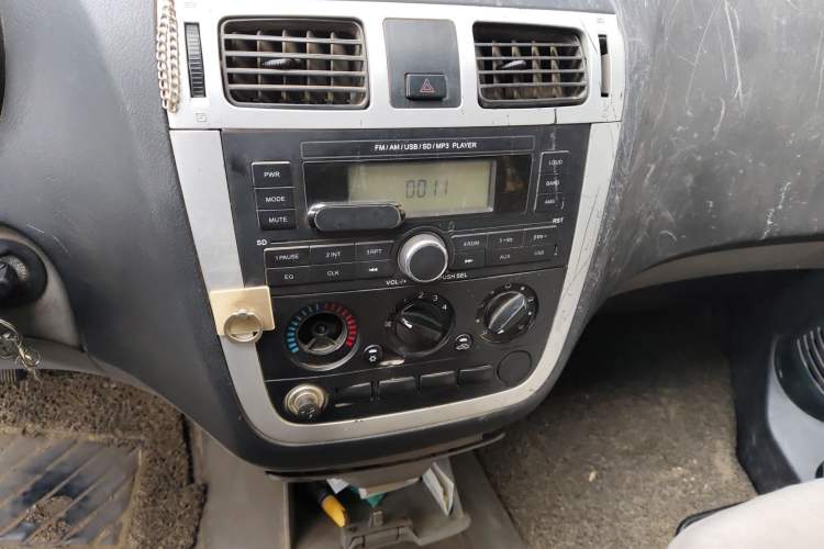 Used Foton MP-X E 2014 2.0L Wealth Express Classic Edition Basic Configuration with 4Gi-VVT Audio And AC Panel