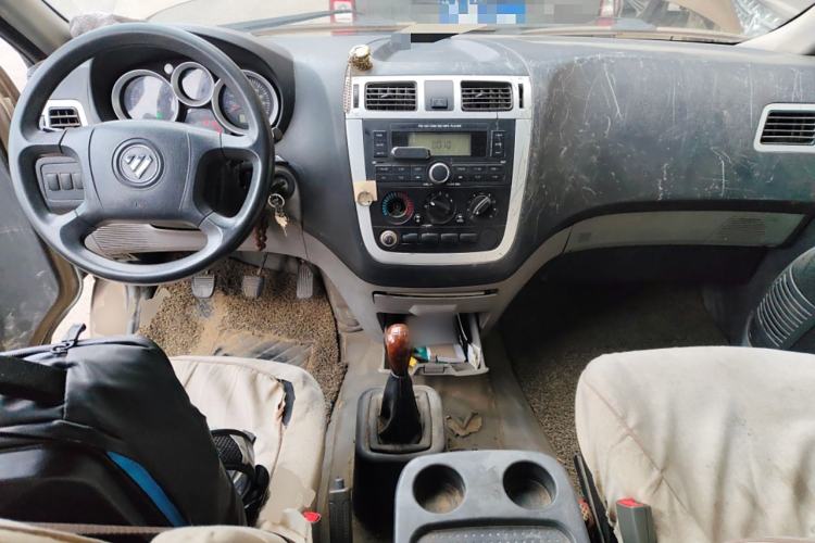 Used Foton MP-X E 2014 2.0L Wealth Express Classic Edition Basic Configuration with 4Gi-VVT Center Console