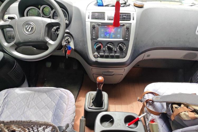 Used Foton MP-X E 2014 2.0L Wealth Express Classic Edition Basic Configuration with 4Gi-VVT Center Console