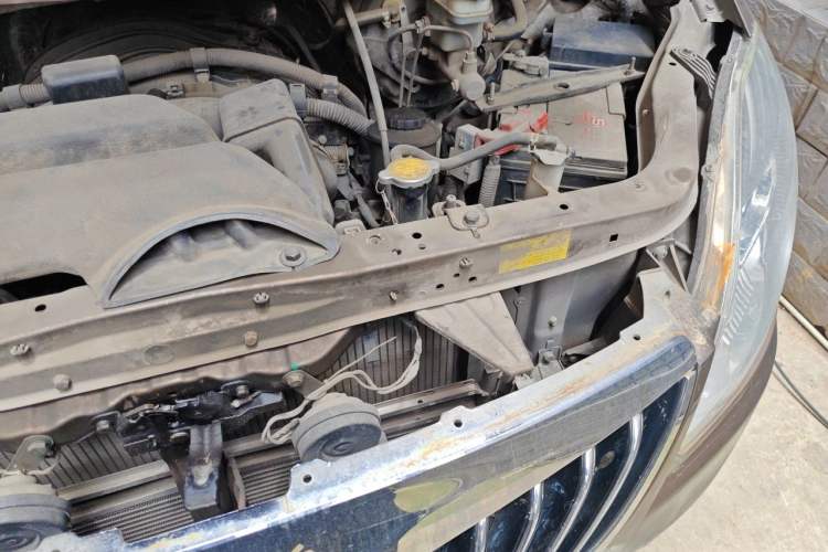 Used Foton MP-X E 2014 2.0L Wealth Express Classic Edition Basic Configuration with 4Gi-VVT Engine Bay Left