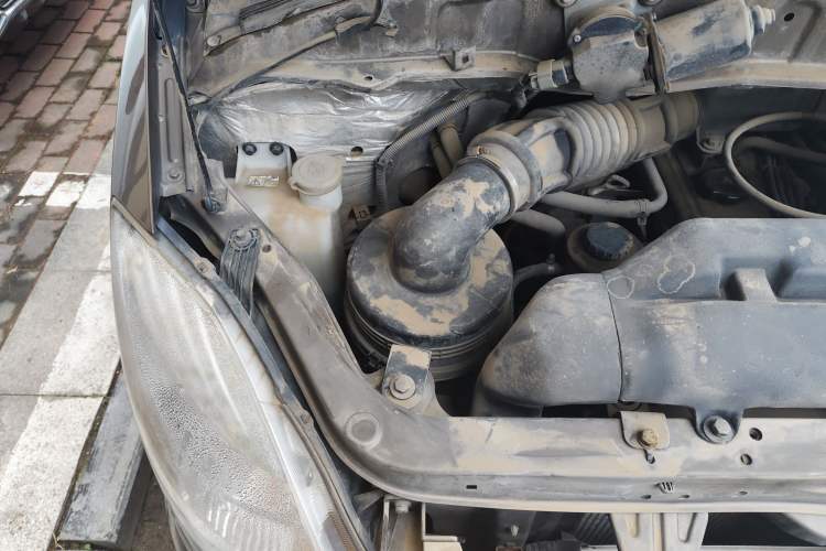 Used Foton MP-X E 2014 2.0L Wealth Express Classic Edition Basic Configuration with 4Gi-VVT Engine Bay Right