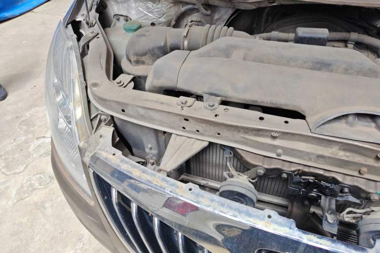 Used Foton MP-X E 2014 2.0L Wealth Express Classic Edition Basic Configuration with 4Gi-VVT Engine Bay Right