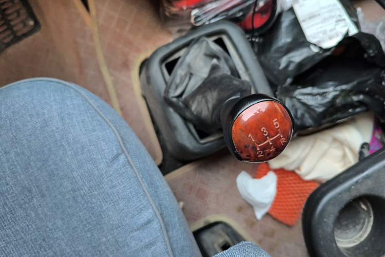 Used Foton MP-X E 2014 2.0L Wealth Express Classic Edition 4Gi-VVT Gear Lever