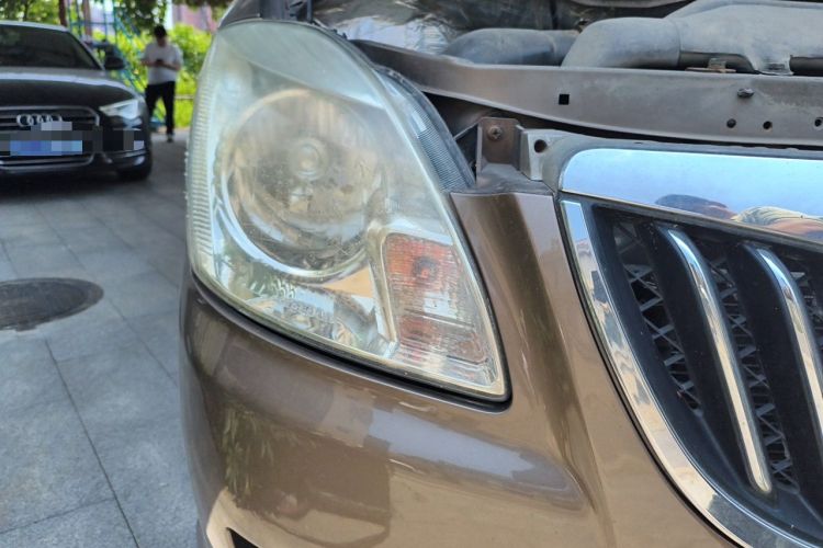Used Foton MP-X E 2014 2.0L Wealth Express Classic Edition 4Gi-VVT Right Front Headlight