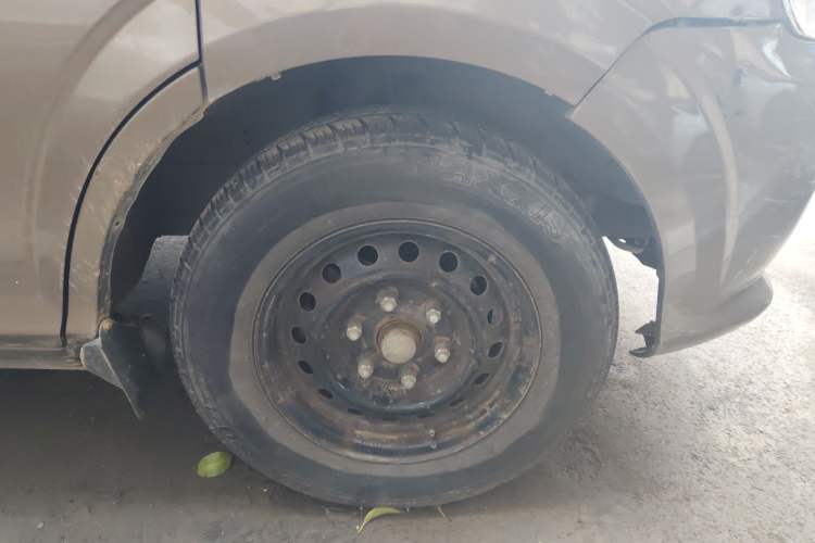 Used Foton MP-X E 2014 2.0L Wealth Express Classic Edition Basic Configuration with 4Gi-VVT Right Front Wheel Hub