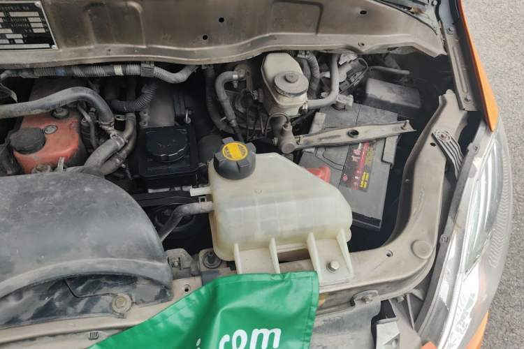 Used Foton MP-X E 2014 2.5T Wealth Express Classic Edition 4JB1T Engine Bay Left