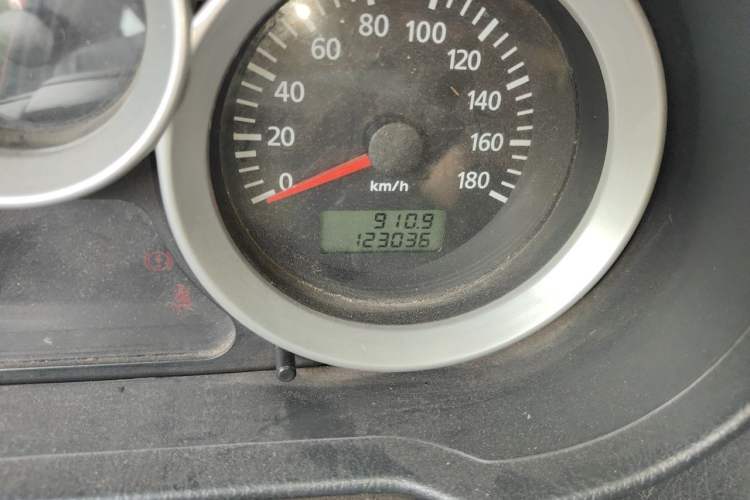 Used Foton MP-X E 2014 2.5T Wealth Express Classic Edition 4JB1T Odometer Close Up