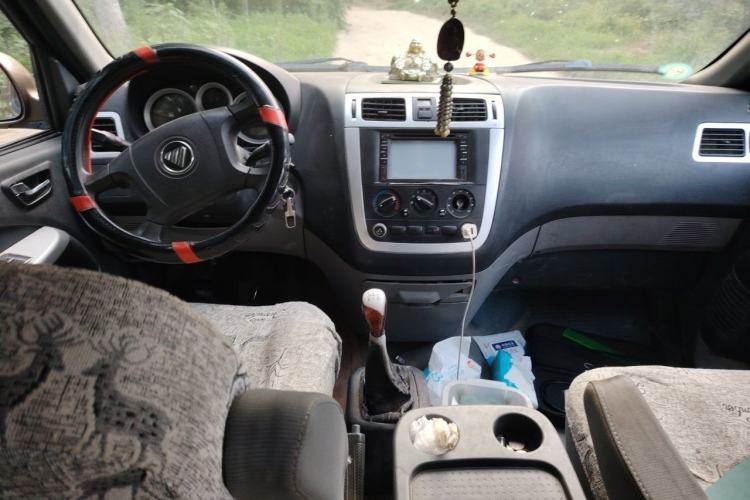 Used Foton MP-X E 2014 2.0L Wealth Express Classic Edition Basic Configuration with 4Gi-VVT Center Console