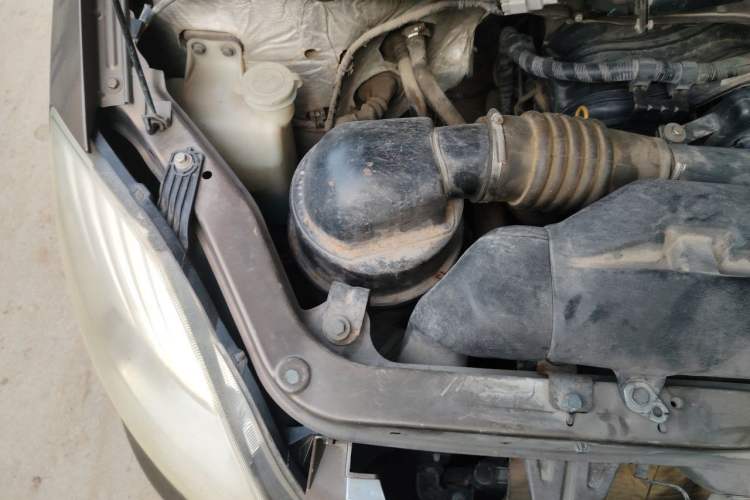 Used Foton MP-X E 2014 2.0L Wealth Express Classic Edition Basic Configuration with 4Gi-VVT Engine Bay Right