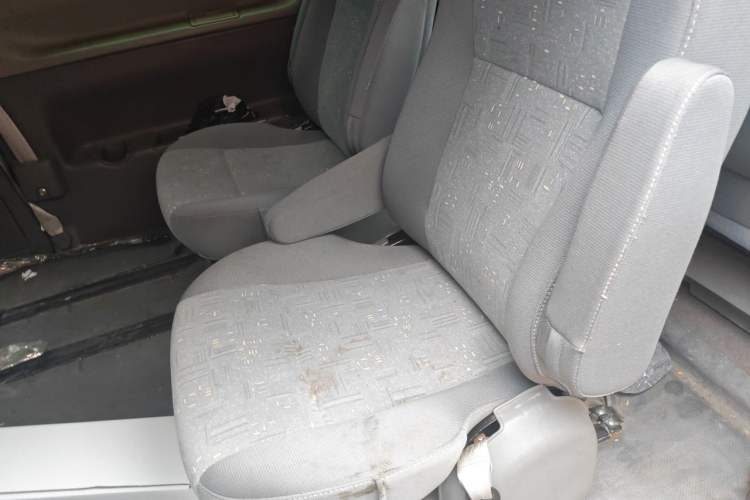 Used Foton MP-X E 2014 2.5T Wealth Express Classic Trim Basic Version with 4JB1T Engine Left Rear Seat