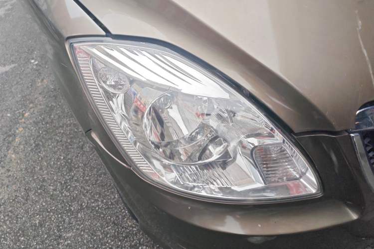 Used Foton MP-X E 2014 2.5T Wealth Express Classic Trim Basic Version with 4JB1T Engine Right Front Headlight