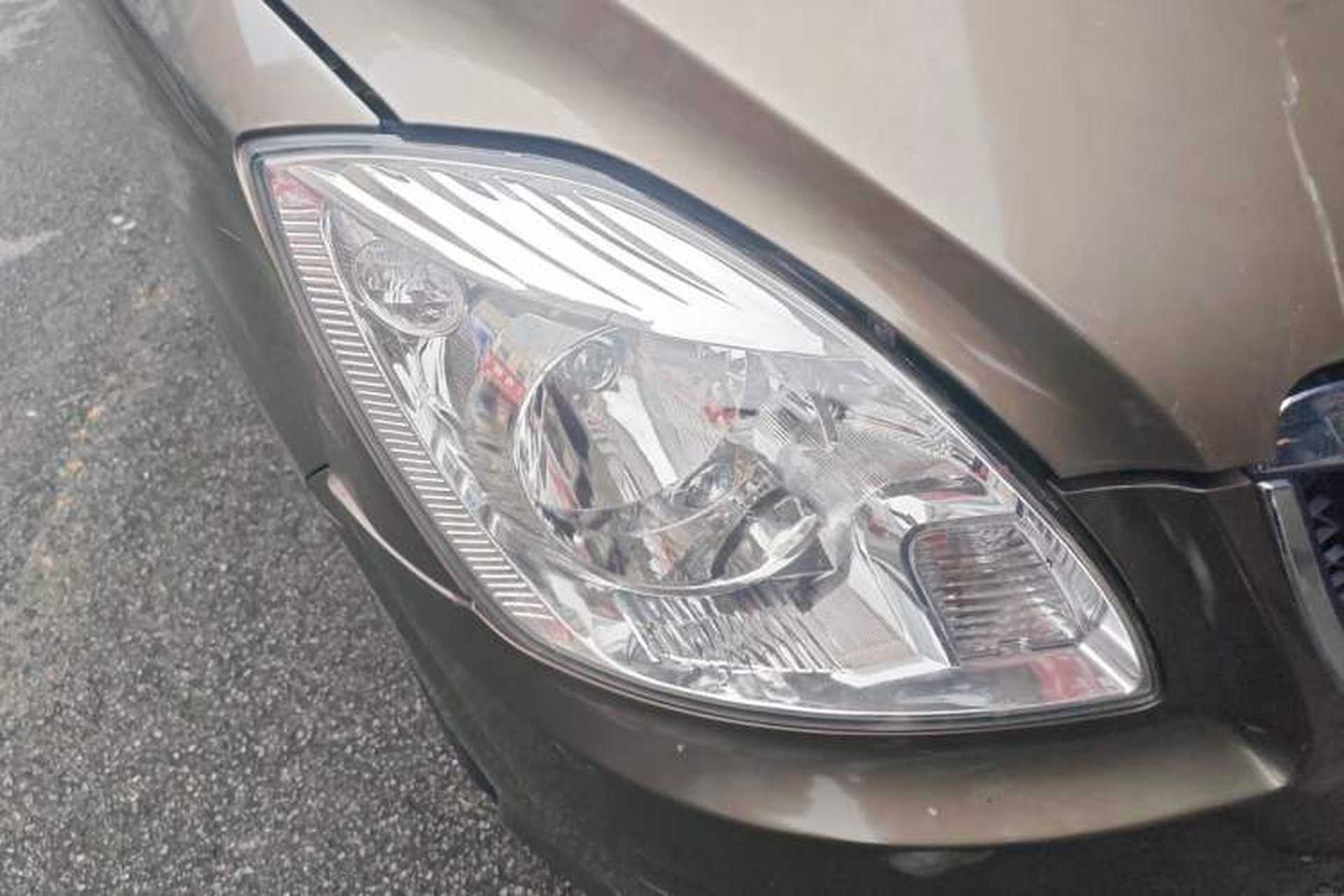 Used Foton MP-X E 2014 2.5T Wealth Express Classic Trim Basic Version with 4JB1T Engine Right Front Headlight