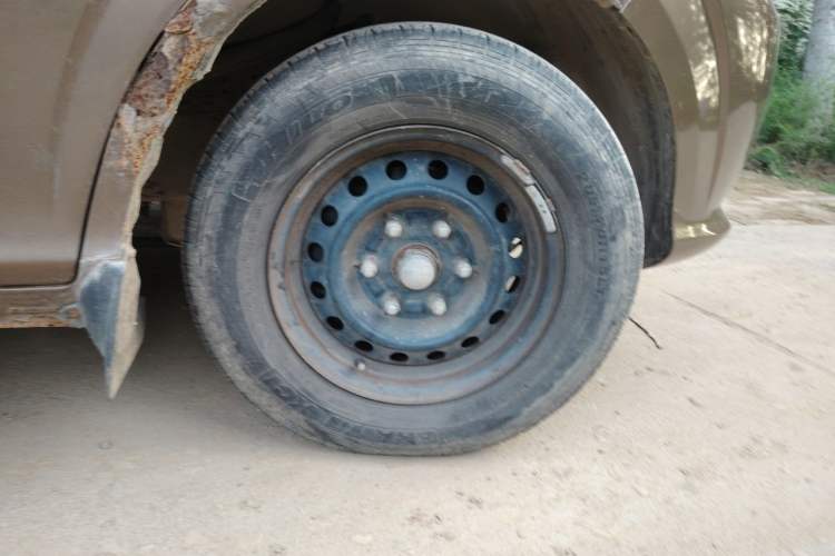 Used Foton MP-X E 2014 2.0L Wealth Express Classic Edition Basic Configuration with 4Gi-VVT Right Front Wheel Hub