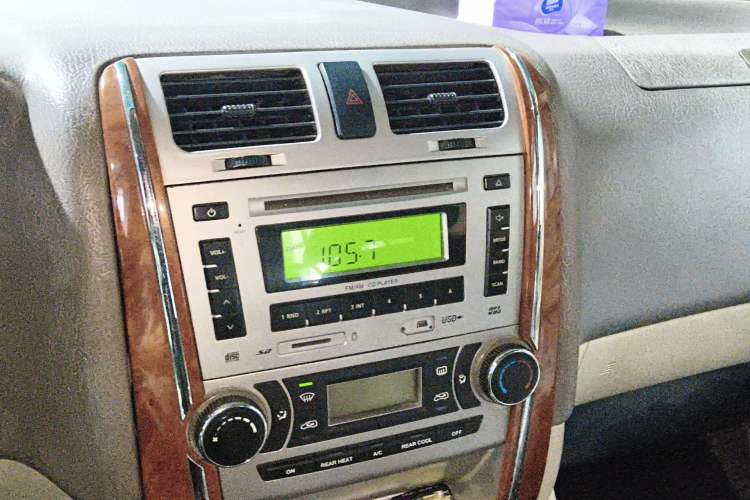 Used Foton MP-X E 2014 2.0L Wealth Express Classic Edition 4Gi-VVT Audio And AC Panel