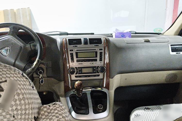 Used Foton MP-X E 2014 2.0L Wealth Express Classic Edition 4Gi-VVT Center Console
