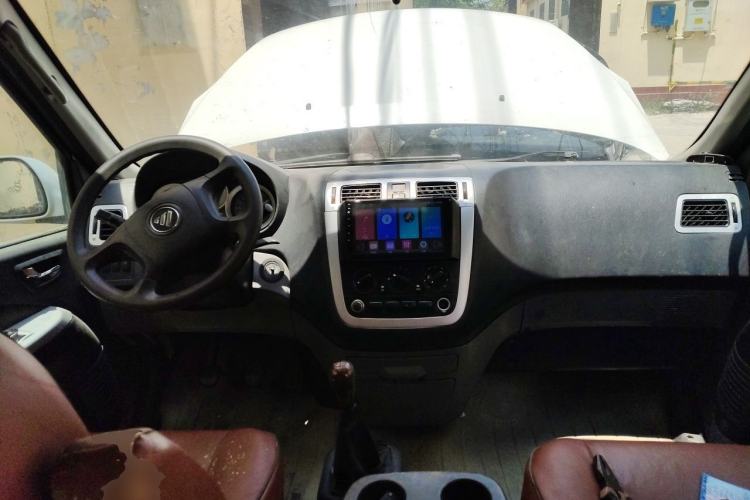 Used Foton MP-X E 2014 2.0L Wealth Express Classic Edition Basic Configuration with 4Gi-VVT Center Console