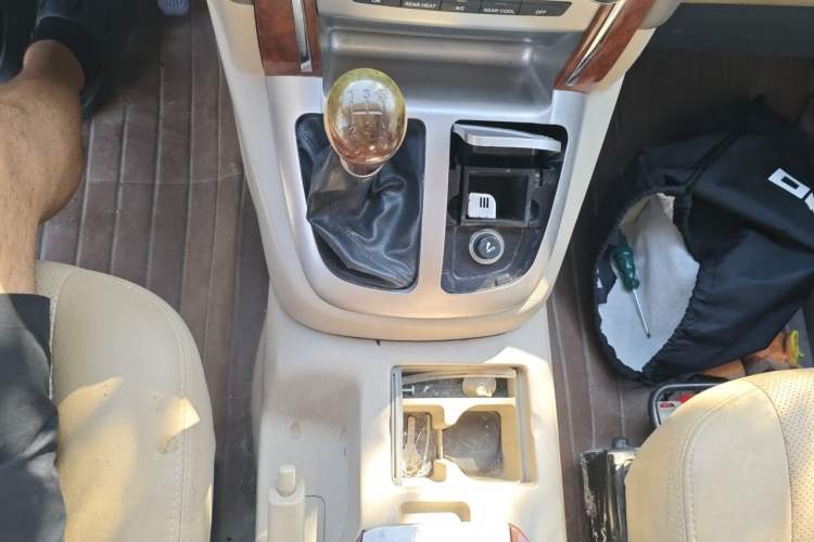 Used Foton MP-X E 2014 2.4L Wealth Express Comfort Version Basic Edition with 4G64 Gear Lever