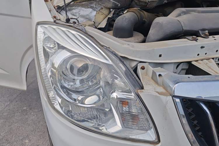 Used Foton MP-X E 2014 2.4L Wealth Express Comfort Version Basic Edition with 4G64 Right Front Headlight