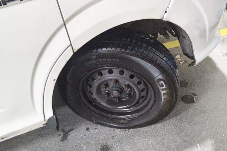 Used Foton MP-X E 2014 2.0L Wealth Express Classic Edition 4Gi-VVT Right Front Wheel Hub