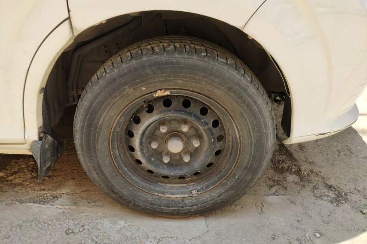 Used Foton MP-X E 2014 2.0L Wealth Express Classic Edition Basic Configuration with 4Gi-VVT Right Front Wheel Hub