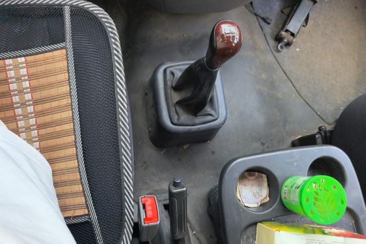 Used Foton MP-X E 2016 2.0L Commercial Version 4Gi-VVT Gear Lever