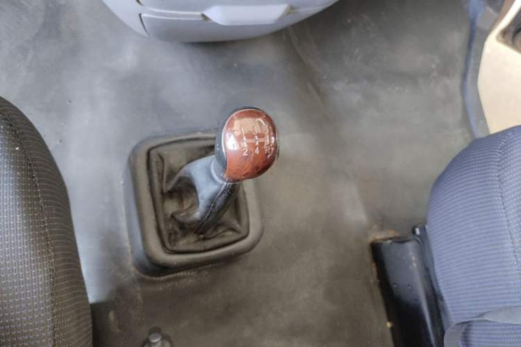 Used Foton MP-X E 2016 2.0L Commercial Version 4Gi-VVT Gear Lever