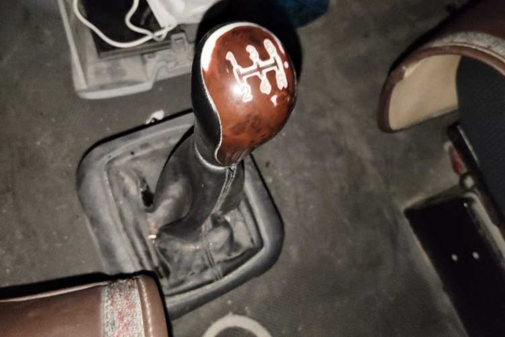 Used Foton MP-X E 2016 2.0L Commercial Version 4Gi-VVT Gear Lever