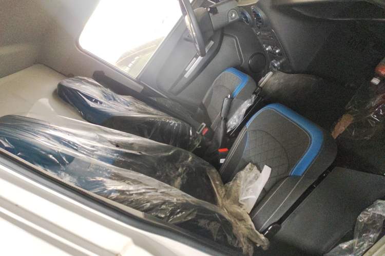 Used Foton Qianduoduo 2024 Box-Type Van Flat Roof 2 Seats CATL 41.86 kWh Right Front Seat