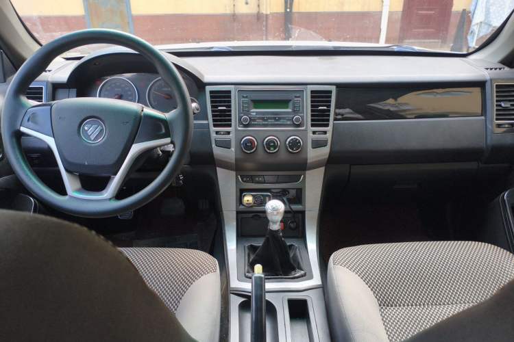 Used Foton Sapporo 2018 2.4L Two-Wheel Drive Comfort Version Standard Cab 4G69S4M Center Console