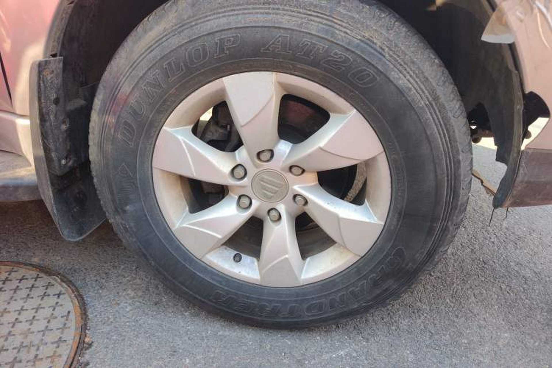 Used Foton Savana 2015 2.0T Manual Two-Wheel Drive Gasoline Luxury Edition 5 Seats Right Front Wheel Hub