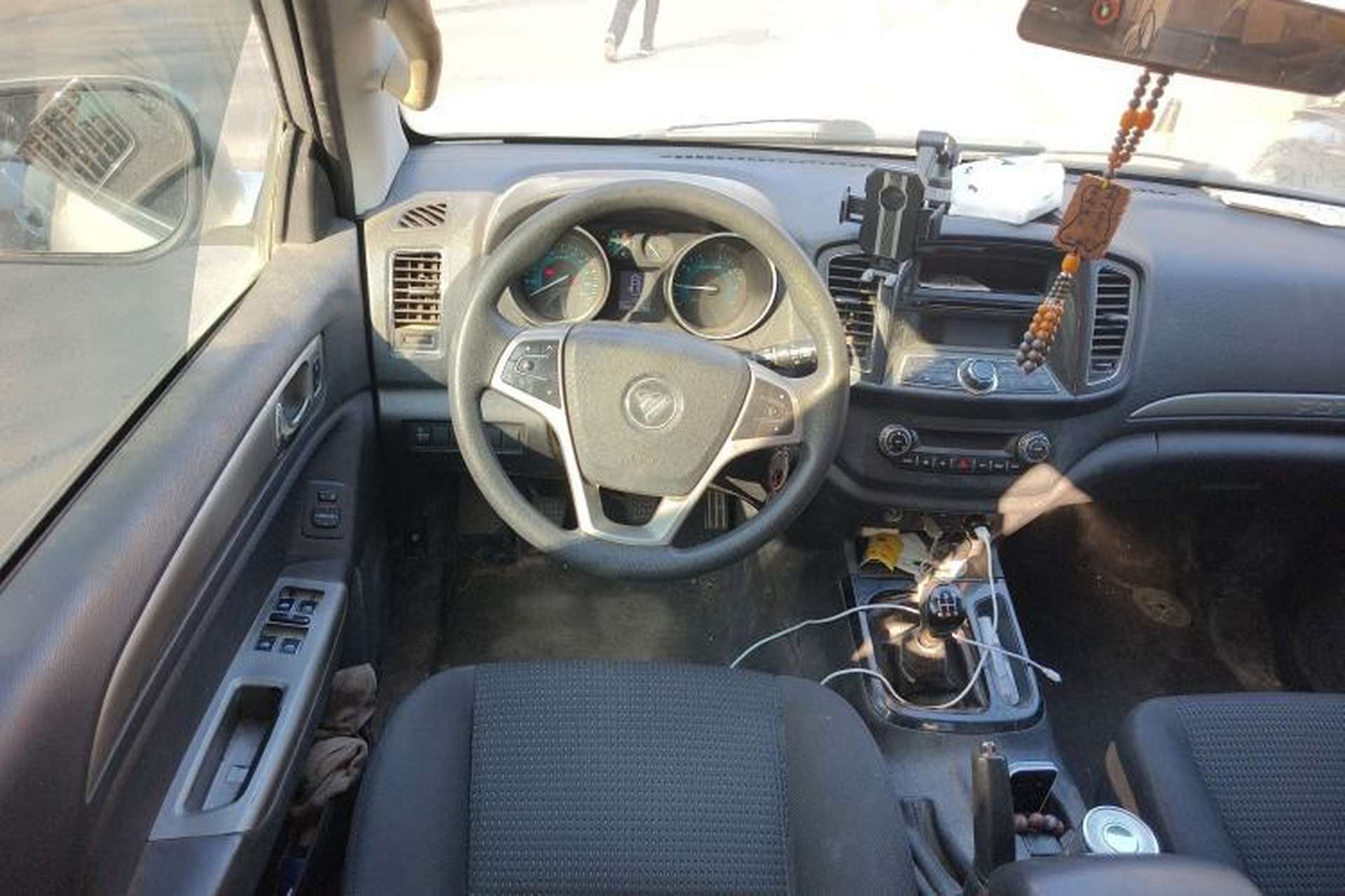 Used Foton Savana 2015 2.0T Manual Two-Wheel Drive Gasoline Luxury Edition 5 Seats Steering Wheel