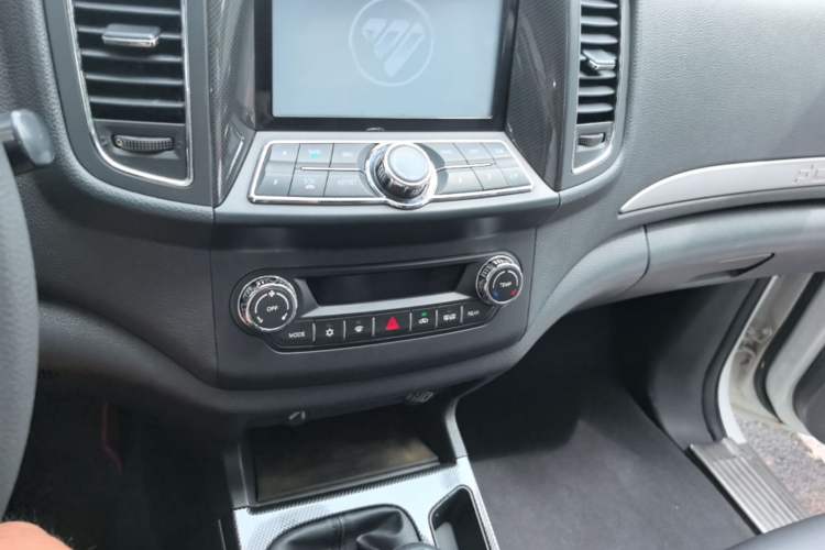 Used Foton Savana 2015 2.8T Manual Two-Wheel Drive Diesel Luxury 7-Seater Audio And AC Panel