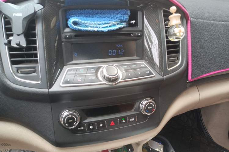 Used Foton Savana 2015 2.8T Manual 4x4 Diesel Luxury 7-Seater Audio And AC Panel