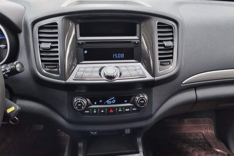 Used Foton Savana 2015 2.0T Manual Two-Wheel Drive Gasoline Luxury 7-Seater Audio And AC Panel