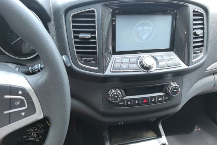 Used Foton Savana 2015 2.8T Manual Two-Wheel Drive Diesel Luxury 7-Seater Center Console