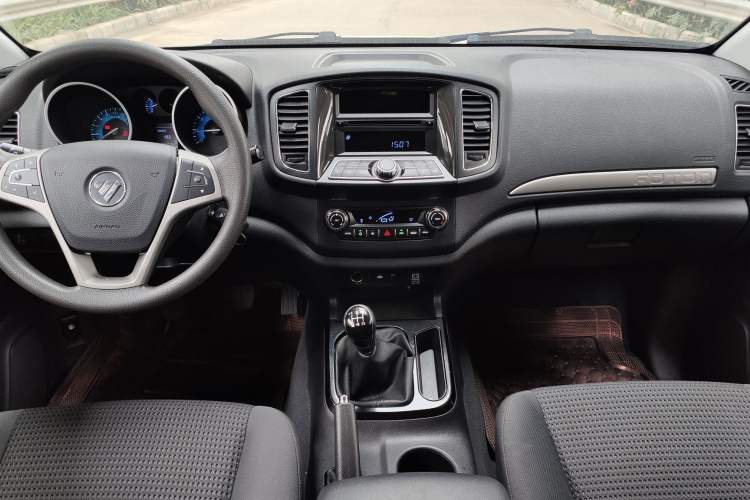 Used Foton Savana 2015 2.0T Manual Two-Wheel Drive Gasoline Luxury 7-Seater Center Console