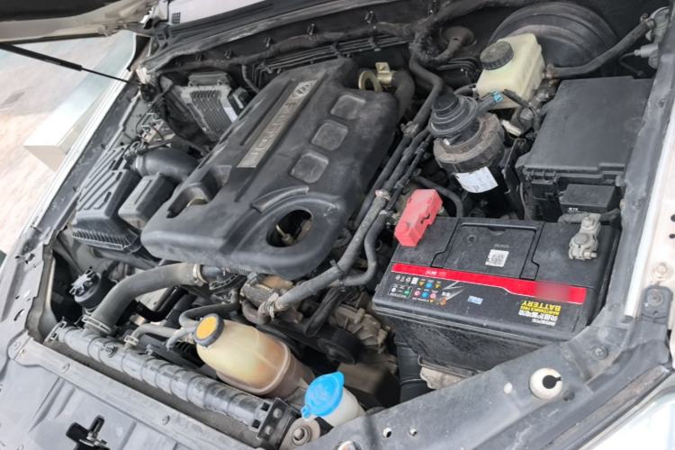 Used Foton Savana 2015 2.8T Manual Two-Wheel Drive Diesel Luxury 7-Seater Engine Bay