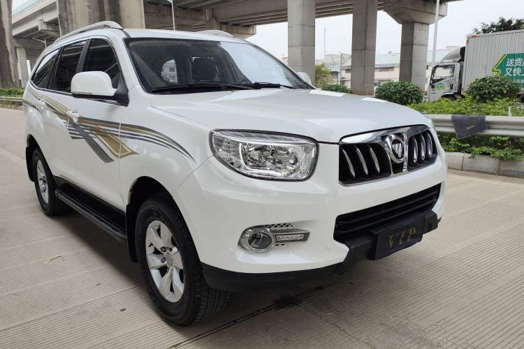 Used Foton Savana 2015 2.0T Manual Two-Wheel Drive Gasoline Luxury 7-Seater Front Right 45 Deg