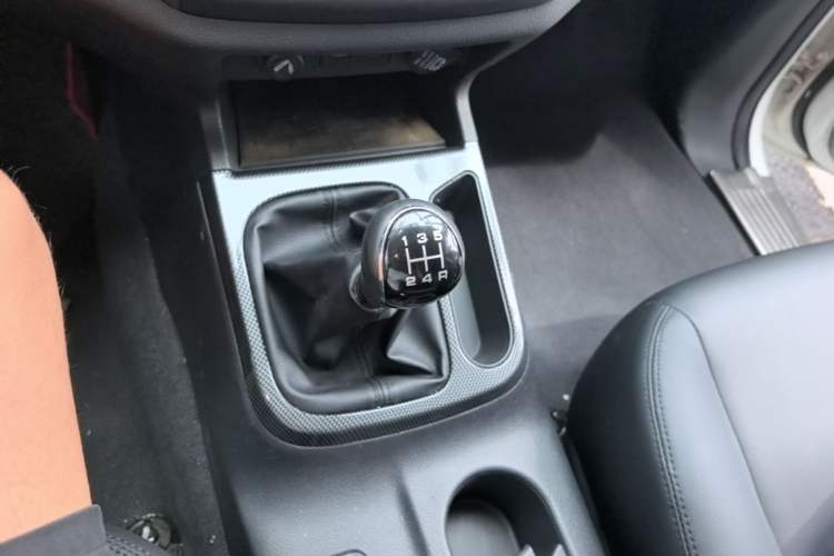Used Foton Savana 2015 2.8T Manual Two-Wheel Drive Diesel Luxury 7-Seater Gear Lever