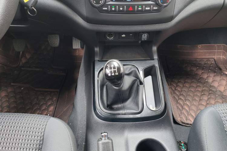 Used Foton Savana 2015 2.0T Manual Two-Wheel Drive Gasoline Luxury 7-Seater Gear Lever
