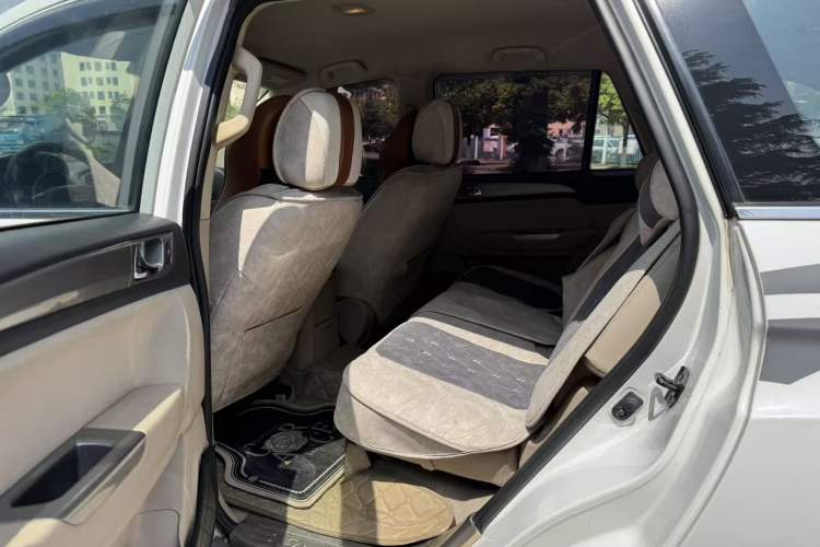 Used Foton Savana 2015 2.8T Manual Two-Wheel-Drive Diesel Luxury Edition 5 Seats Interior 2