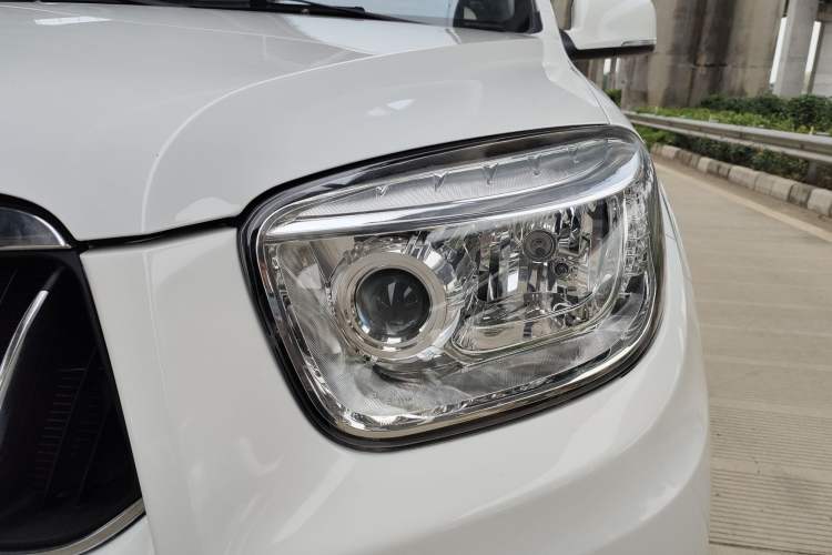 Used Foton Savana 2015 2.0T Manual Two-Wheel Drive Gasoline Luxury 7-Seater Left Front Headlight