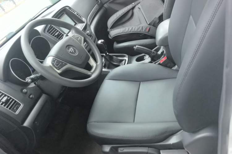 Used Foton Savana 2015 2.8T Manual Two-Wheel Drive Diesel Luxury 7-Seater Left Front Seat
