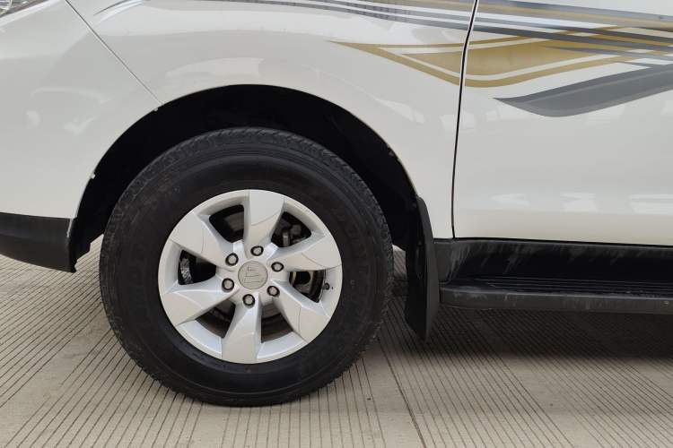 Used Foton Savana 2015 2.0T Manual Two-Wheel Drive Gasoline Luxury 7-Seater Left Front Wheel Hub