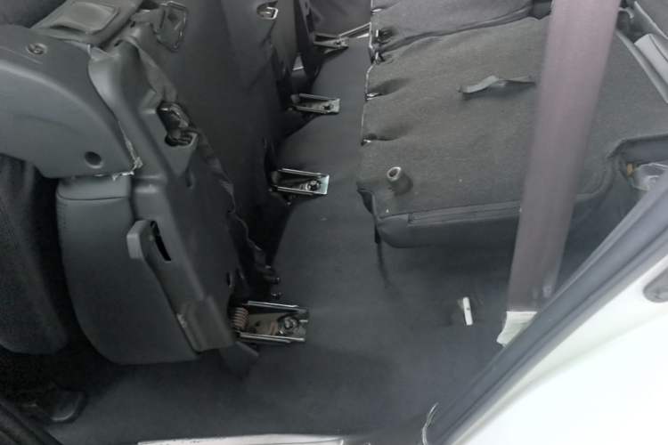Used Foton Savana 2015 2.8T Manual Two-Wheel Drive Diesel Luxury 7-Seater Left Rear Seat